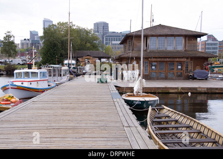 Umiaq Boot & Jachthafen vor Anker vor der Mitte für Holzboote, Seattle, USA 2012 Stockfoto