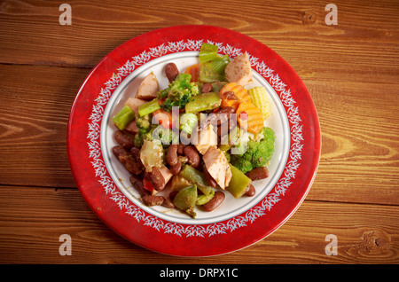 Cassoulet mit Wurst aus Schweinefleisch und Bohnen in den Topf Stockfoto