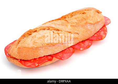 Nahaufnahme von einem spanischen Bocadillo de Chorizo, Chorizo-Sandwich, auf weißem Hintergrund Stockfoto