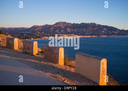 Mediterrane Panoramastraße hoch oben über der Bucht von Altea Stockfoto