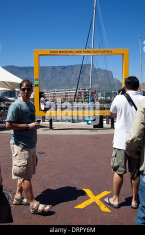 Gelber Rahmen für Fototermin gegen Tafelberg am Waterfront - Kapstadt - Südafrika Stockfoto