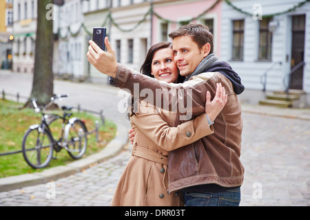 Touristen-paar nehmen Foto mit Smartphone in einer Stadt Stockfoto