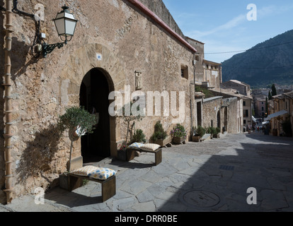 Calvari Stufen mit Handwerker-Ladenzeile in Pollensa, Mallorca, Balearen, Spanien. Stockfoto