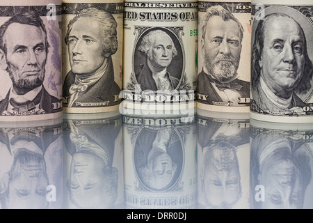 Der US-Dollar auf den Tisch aus Glas Stockfoto
