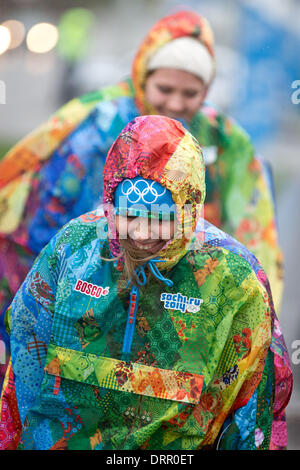 Sotschi, Russland. 31. Januar 2014. Freiwillige mit Regen-Capes mutig nieselt Regen auf dem Weg zu den Olympischen Park in Sotschi, Russland, 31. Januar 2014. Die Olympischen Winterspiele 2014 in Sotschi von 07 bis 23. Februar 2014 laufen. Foto: Christian Charisius/Dpa/Alamy Live News Stockfoto