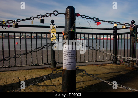 Website von Fluss Mersey in Liverpool, wo Liebhaber eingeladen sind, zu verlassen Interlock Vorhängeschlösser und werfen den Schlüssel in den Fluss Stockfoto