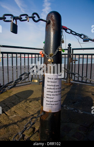 Website von Fluss Mersey in Liverpool, wo Liebhaber eingeladen sind, zu verlassen Interlock Vorhängeschlösser und werfen den Schlüssel in den Fluss Stockfoto