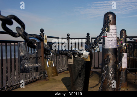 Website von Fluss Mersey in Liverpool, wo Liebhaber eingeladen sind, zu verlassen Interlock Vorhängeschlösser und werfen den Schlüssel in den Fluss Stockfoto