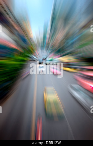 Autos bewegen auf der Stadtautobahn Stockfoto