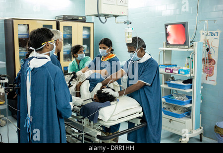 Gastroenterologe GI-Endoskopie-Verfahren in Super-Spezialklinik durchführen. Puttaparthi, Andhra Pradesh, Indien Stockfoto