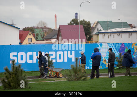 Sotschi, Russland. 31. Januar 2014. Arbeiter reinigen eine Straße zum Olympiapark in Sotschi, Russland, 31. Januar 2014. Die Olympischen Winterspiele 2014 in Sotschi von 07 bis 23. Februar 2014 laufen. Foto: Christian Charisius/Dpa/Alamy Live News Stockfoto