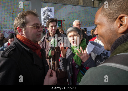 Der Gewerkschaftsrat Richard Livingstone wird während der Protestkundgebung "Axe the Bedroom Tax - No Räumungen" in Peckham, London, Großbritannien, unterbr Stockfoto