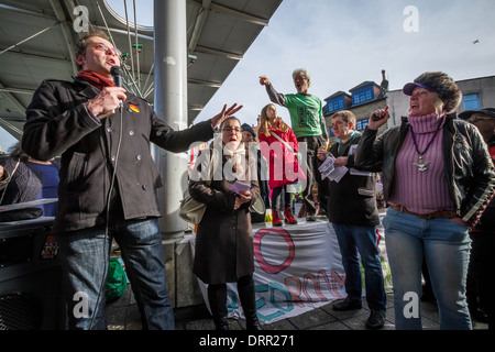 Der Gewerkschaftsrat Richard Livingstone wird während der Protestkundgebung "Axe the Bedroom Tax - No Räumungen" in Peckham, London, Großbritannien, unterbr Stockfoto