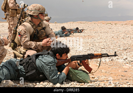 US Marine Corps Sgt. Joshua Vance Armstrong, coacht ein afghanischer Uniform Polizei Offizier während Gewehr Treffsicherheit trainieren 19. April 2012 auf Forward Operating Base Zeebrugge, Afghanistan. Stockfoto