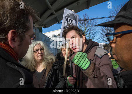 Der Gewerkschaftsrat Richard Livingstone wird während der Protestkundgebung "Axe the Bedroom Tax - No Räumungen" in Peckham, London, Großbritannien, unterbr Stockfoto