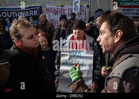 Der Gewerkschaftsrat Richard Livingstone wird während der Protestkundgebung "Axe the Bedroom Tax - No Räumungen" in Peckham, London, Großbritannien, unterbr Stockfoto