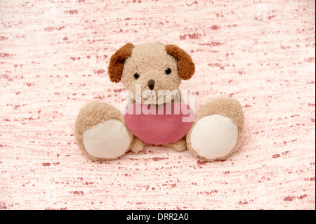 Valentinstag-Teddy-Bär mit Herz 'Ich liebe dich' zu sagen Stockfoto