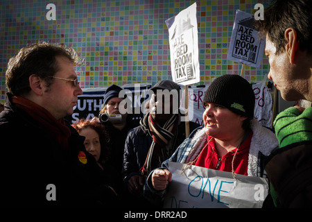 Der Gewerkschaftsrat Richard Livingstone wird während der Protestkundgebung "Axe the Bedroom Tax - No Räumungen" in Peckham, London, Großbritannien, unterbr Stockfoto