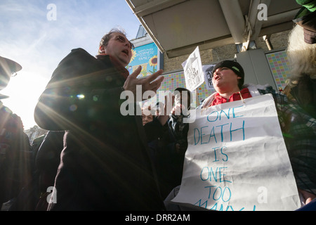 Der Gewerkschaftsrat Richard Livingstone wird während der Protestkundgebung "Axe the Bedroom Tax - No Räumungen" in Peckham, London, Großbritannien, unterbr Stockfoto