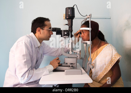 Indianerdorf Frau, die ihre Augen getestet bei Sathya Sai Baba Super-Spezialklinik. Puttaparthi, Andhra Pradesh, Indien Stockfoto