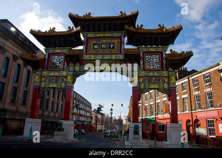 Chinatown-Tor, Nelson Street, Liverpool. Die größte Multi-span Bogen seiner Art außerhalb Chinas, Baujahr 2000. Stockfoto