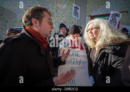 Der Gewerkschaftsrat Richard Livingstone wird während der Protestkundgebung "Axe the Bedroom Tax - No Räumungen" in Peckham, London, Großbritannien, unterbr Stockfoto