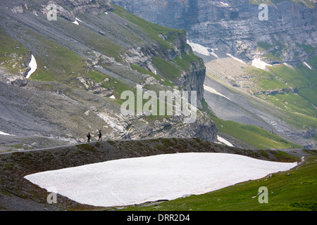 Wanderer auf dem Eiger-Trail in den Schweizer Alpen, Berner Oberland, Schweiz Stockfoto