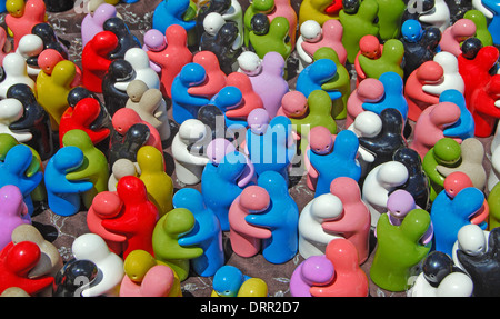 Keramische Salz- und Pfefferstreuer, die aussehen wie liebende Paare zum Verkauf am Union Square Flohmarkt New York City Stockfoto