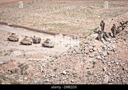 US-Flieger mit dem 455. Expeditionary Air Wing, machen Sie eine Pause nach der Suche einer Höhle, die sie auf einem Hügel in der Nähe von Bagram Airfield 6. Juni 2012 in Parwan Provinz, Afghanistan entdeckt. Stockfoto