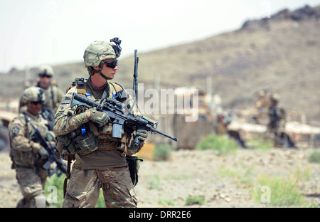 US-Armeesoldaten patrouillieren ein Dorf während der Operation Southern Strike II 13. Juni 2012 im Stadtteil Spin Boldak, Provinz Kandahar, Afghanistan. Stockfoto