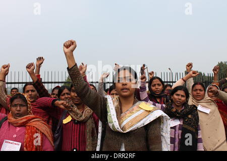 Südlichen Gandhi Maidan, Patna, Bihar, Indien, 31. Januar 2014. Lehrer von Kasturba Gandhi Balika Vidhayalaya beginnen State Level Demo März am Freitag Winternachmittag, Bihar Chief Minister im Sekretariat von Gandhi Maidan, ihre unterschiedlichen Anforderungen vorzulegen, die Job Regularisierung Mutterschaft verlassen, Leistungsregeln, freiwillige Übertragung, Pension, feste Arbeitszeiten, feste verlassen und verbesserte Tarifgruppe enthalten. Bildnachweis: RUPA GHOSH/Alamy Live-Nachrichten Stockfoto