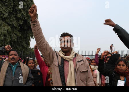 Südlichen Gandhi Maidan, Patna, Bihar, Indien, 31. Januar 2014. Lehrer von Kasturba Gandhi Balika Vidhayalaya beginnen State Level Demo März am Freitag Winternachmittag, Bihar Chief Minister im Sekretariat von Gandhi Maidan, ihre unterschiedlichen Anforderungen vorzulegen, die Job Regularisierung Mutterschaft verlassen, Leistungsregeln, freiwillige Übertragung, Pension, feste Arbeitszeiten, feste verlassen und verbesserte Tarifgruppe enthalten. Bildnachweis: RUPA GHOSH/Alamy Live-Nachrichten Stockfoto