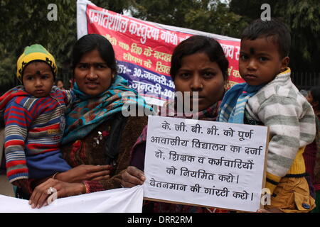 Südlichen Gandhi Maidan, Patna, Bihar, Indien, 31. Januar 2014. Lehrer von Kasturba Gandhi Balika Vidhayalaya beginnen State Level Demo März am Freitag Winternachmittag, Bihar Chief Minister im Sekretariat von Gandhi Maidan, ihre unterschiedlichen Anforderungen vorzulegen, die Job Regularisierung Mutterschaft verlassen, Leistungsregeln, freiwillige Übertragung, Pension, feste Arbeitszeiten, feste verlassen und verbesserte Tarifgruppe enthalten. Bildnachweis: RUPA GHOSH/Alamy Live-Nachrichten Stockfoto