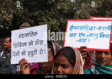 Südlichen Gandhi Maidan, Patna, Bihar, Indien, 31. Januar 2014. Lehrer von Kasturba Gandhi Balika Vidhayalaya beginnen State Level Demo März am Freitag Winternachmittag, Bihar Chief Minister im Sekretariat von Gandhi Maidan, ihre unterschiedlichen Anforderungen vorzulegen, die Job Regularisierung Mutterschaft verlassen, Leistungsregeln, freiwillige Übertragung, Pension, feste Arbeitszeiten, feste verlassen und verbesserte Tarifgruppe enthalten. Bildnachweis: RUPA GHOSH/Alamy Live-Nachrichten Stockfoto