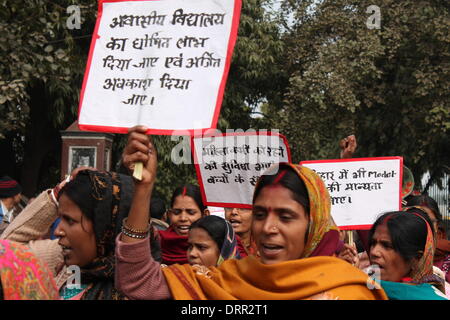 Südlichen Gandhi Maidan, Patna, Bihar, Indien, 31. Januar 2014. Lehrer von Kasturba Gandhi Balika Vidhayalaya beginnen State Level Demo März am Freitag Winternachmittag, Bihar Chief Minister im Sekretariat von Gandhi Maidan, ihre unterschiedlichen Anforderungen vorzulegen, die Job Regularisierung Mutterschaft verlassen, Leistungsregeln, freiwillige Übertragung, Pension, feste Arbeitszeiten, feste verlassen und verbesserte Tarifgruppe enthalten. Bildnachweis: RUPA GHOSH/Alamy Live-Nachrichten Stockfoto