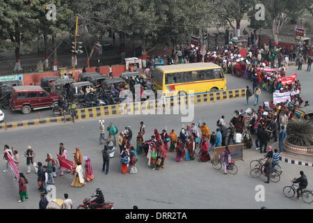 Südlichen Gandhi Maidan, Patna, Bihar, Indien, 31. Januar 2014. Lehrer von Kasturba Gandhi Balika Vidhayalaya beginnen State Level Demo März am Freitag Winternachmittag, Bihar Chief Minister im Sekretariat von Gandhi Maidan, ihre unterschiedlichen Anforderungen vorzulegen, die Job Regularisierung Mutterschaft verlassen, Leistungsregeln, freiwillige Übertragung, Pension, feste Arbeitszeiten, feste verlassen und verbesserte Tarifgruppe enthalten. Bildnachweis: RUPA GHOSH/Alamy Live-Nachrichten Stockfoto