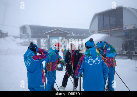 Sotschi, Region Krasnodar, Russland. 31. Januar 2014. Freiwillige bereiten Sie ihre Ausrüstung an der Rosa Khutor Alpine Resort in der Nähe von Sotschi, Region Krasnodar, Russland, 31. Januar 2014. Die Olympischen Winterspiele 2014 in Sotschi von 07 bis 23. Februar 2014 laufen. Foto: Michael Kappeler/Dpa/Alamy Live News Stockfoto