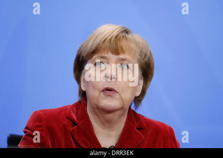 Berlin, Deutschland. 31. Januar 2014. Bundeskanzlerin Merkel empfängt ihn die polnische Premierminister Donald Tusk im Kanzleramt. Bundeskanzlerin Merkel und Ministerpräsident Tusk geben eine gemeinsame Pressekonferenz zu den Themen: die Situation in der Ukraine sowie bilaterale und Europolitical sind. / Bild: Deutschland Bundeskanzlerin Merkel. Bildnachweis: Reynaldo Chaib Paganelli/Alamy Live-Nachrichten Stockfoto