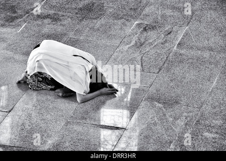 Frau in der Gebetshalle zu Sathya Sai Baba Super-Spezialklinik niederwerfen. Puttaparthi, Andhra Pradesh, Indien. BW Stockfoto