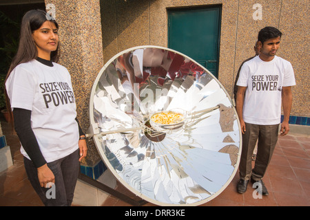 Ein Solarkocher Kochen in den Büros des WWF Indien in Delhi, Indien verwendet wird. Stockfoto