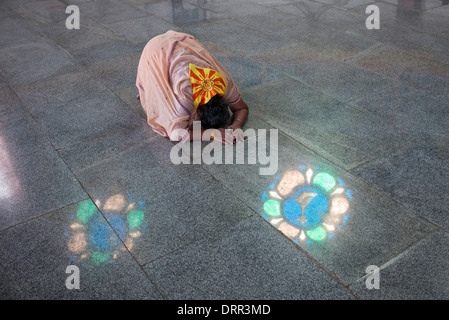 Inderin in der Gebetshalle zu Sathya Sai Baba Super-Spezialklinik niederwerfen. Puttaparthi, Andhra Pradesh, Indien Stockfoto