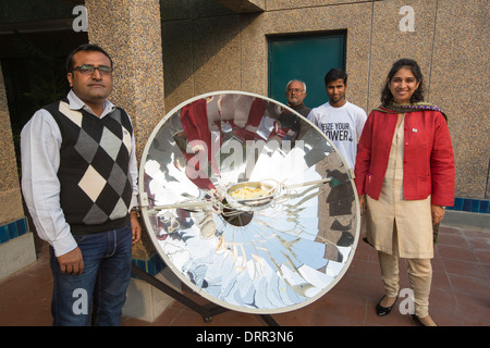 Ein Solarkocher Kochen in den Büros des WWF Indien in Delhi, Indien verwendet wird. Stockfoto