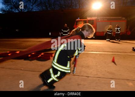 Ein Feuerwehrmann während einer Ausbildung in Osterode, Deutschland, 08. Januar 2014. Foto: Frank Mai Stockfoto