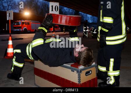 Ein Feuerwehrmann während einer Ausbildung in Osterode, Deutschland, 08. Januar 2014. Foto: Frank Mai Stockfoto