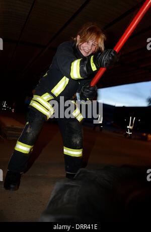 Ein Feuerwehrmann während einer Ausbildung in Osterode, Deutschland, 08. Januar 2014. Foto: Frank Mai Stockfoto