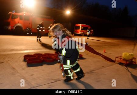 Ein Feuerwehrmann während einer Ausbildung in Osterode, Deutschland, 08. Januar 2014. Foto: Frank Mai Stockfoto