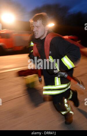 Ein Feuerwehrmann während einer Ausbildung in Osterode, Deutschland, 08. Januar 2014. Foto: Frank Mai Stockfoto