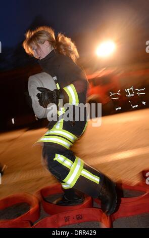 Ein Feuerwehrmann während einer Ausbildung in Osterode, Deutschland, 08. Januar 2014. Foto: Frank Mai Stockfoto