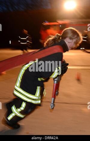 Ein Feuerwehrmann während einer Ausbildung in Osterode, Deutschland, 08. Januar 2014. Foto: Frank Mai Stockfoto