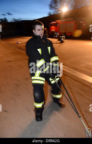 Ein Feuerwehrmann während einer Ausbildung in Osterode, Deutschland, 08. Januar 2014. Foto: Frank Mai Stockfoto